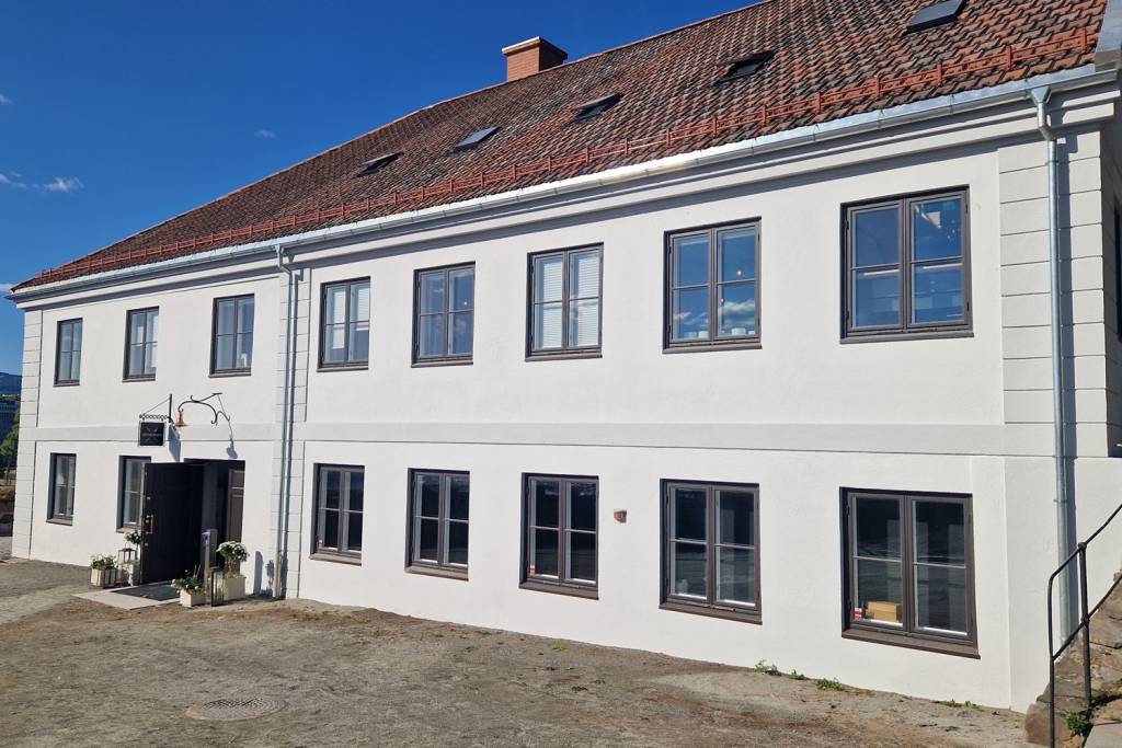 Byggets eksteriør er freda. Taket på bygning 22 er nytt. Gammal takstein, lik det som vart øydelagt i brannen, vart henta og nytta som erstatning.