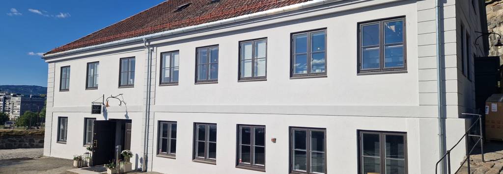 Byggets eksteriør er freda. Taket på bygning 22 er nytt. Gammal takstein, lik det som vart øydelagt i brannen, vart henta og nytta som erstatning.