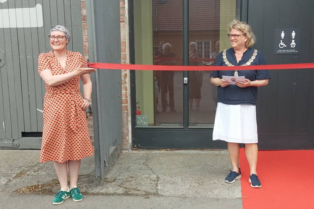 Festningsforvalter Therese Svartsund (t.v.) og ordfører i Horten kommune, Christina Bratli klipper snoren til nytt toalett på Karljohansvern, fredag 26.06.26.