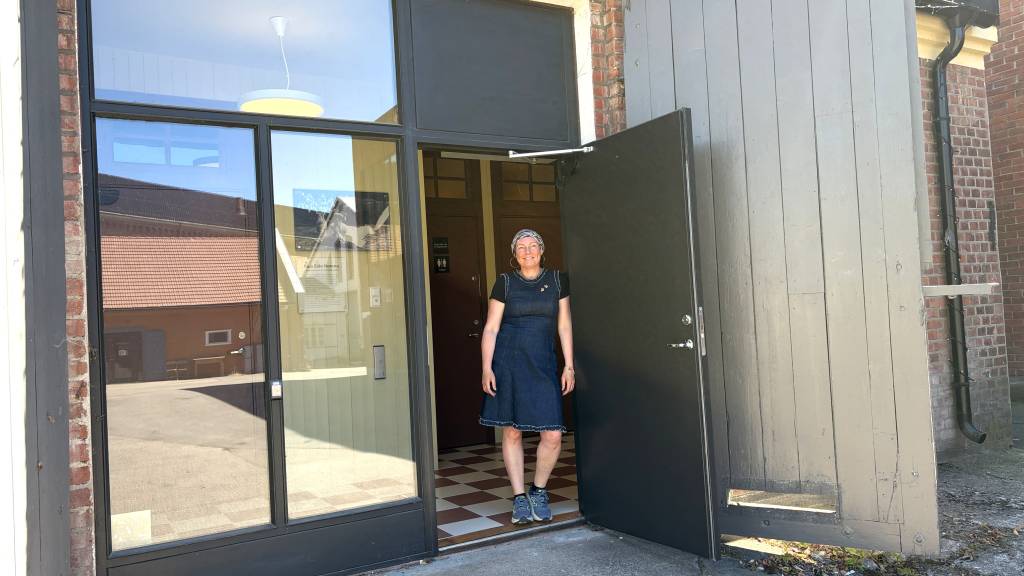 Nyrenovert toalett i bærekraftig stil med et historisk preg på Karljohansvern i Horten. Her står festningsforvalter Therese Svartsund i døråpningen på det spesielle publikumstoalettet.