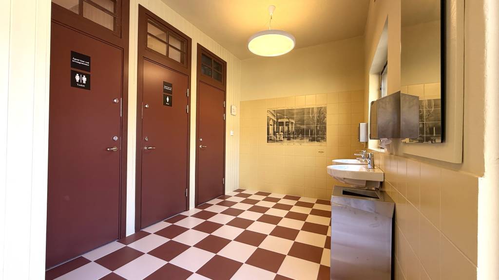 Nyrenovert toalett i bærekraftig stil med et historisk preg på Karljohansvern i Horten.