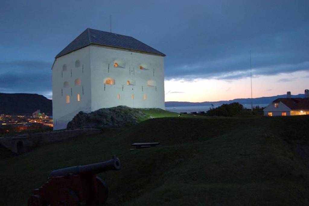 Donjonen i kveldssol 002