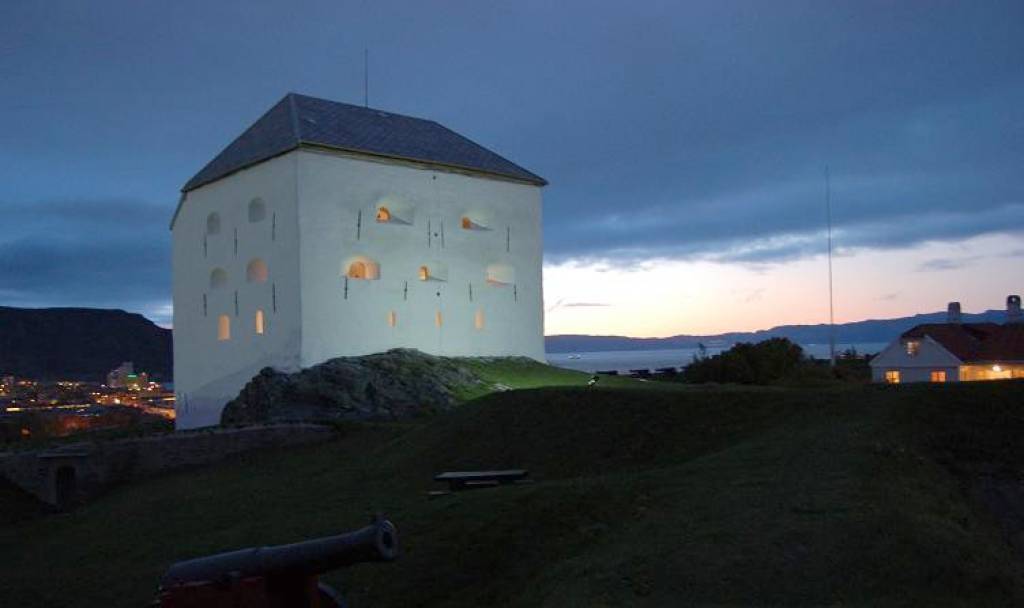 Donjonen i kveldssol 002