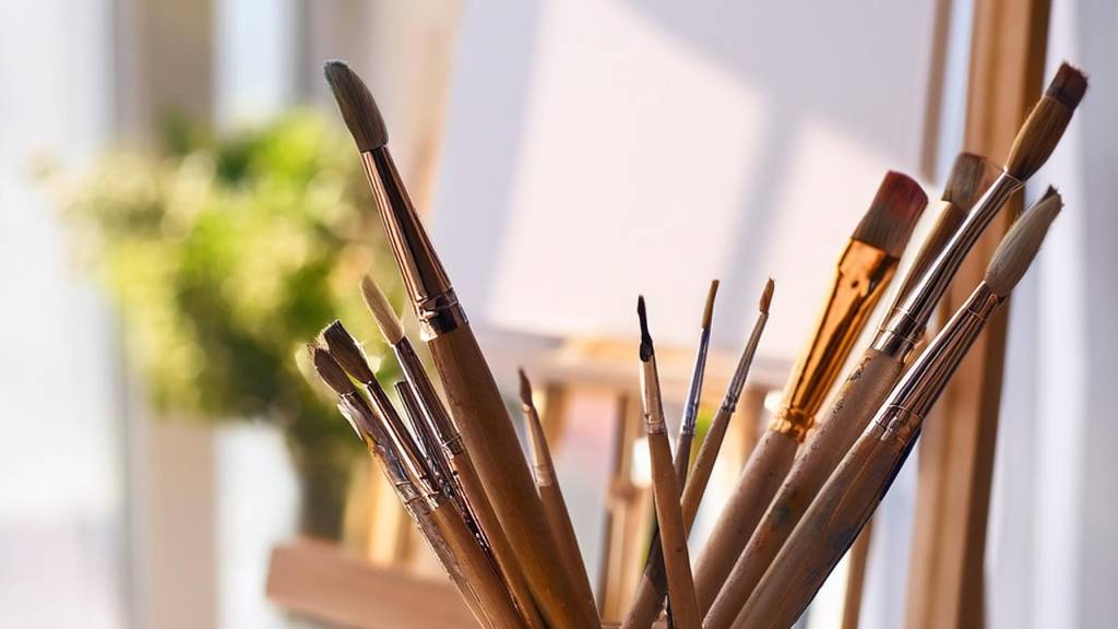 Firefly malepensler, staffeli i et lyst rom 9069