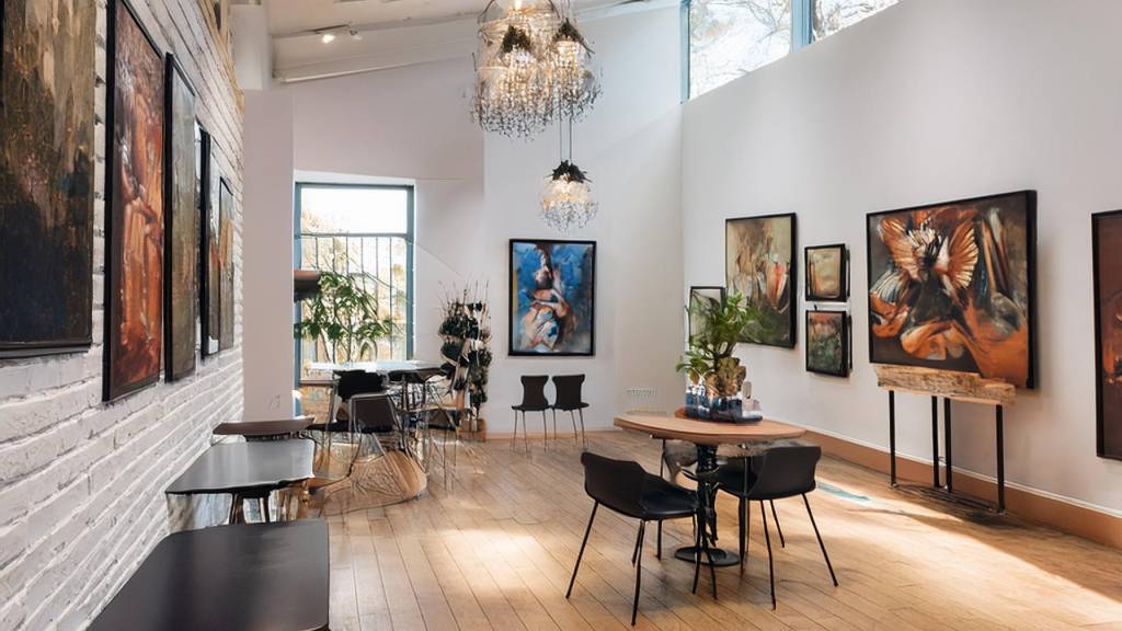 Firefly kunstgalleri med bilder som henger på rustikke hvite vegger og cafe 84827