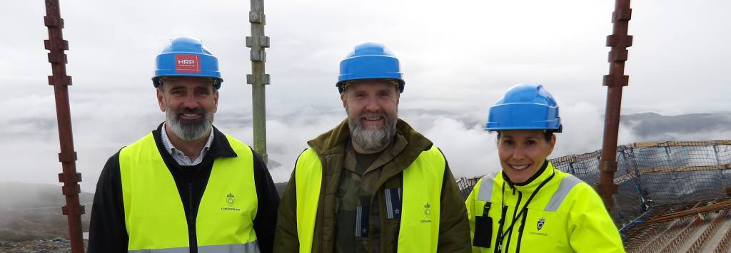Embret Øverby (f.v) i Forsvarsmateriell, Morten Kongsgaard i Luftforsvaret og Ylva Sneve i Forsvarsbygg på det nye radaranlegget på Hestgrovheia i Trøndelag.
