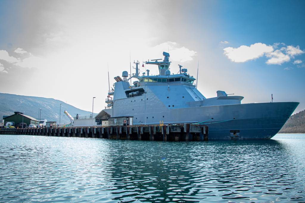 KV Svalbard til kai ved Ramsund orlogsstasjon. 