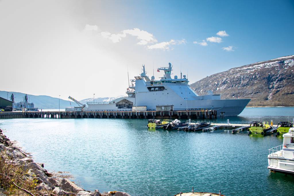 KV Svalbard til kai ved Ramsund orlogsstasjon. 